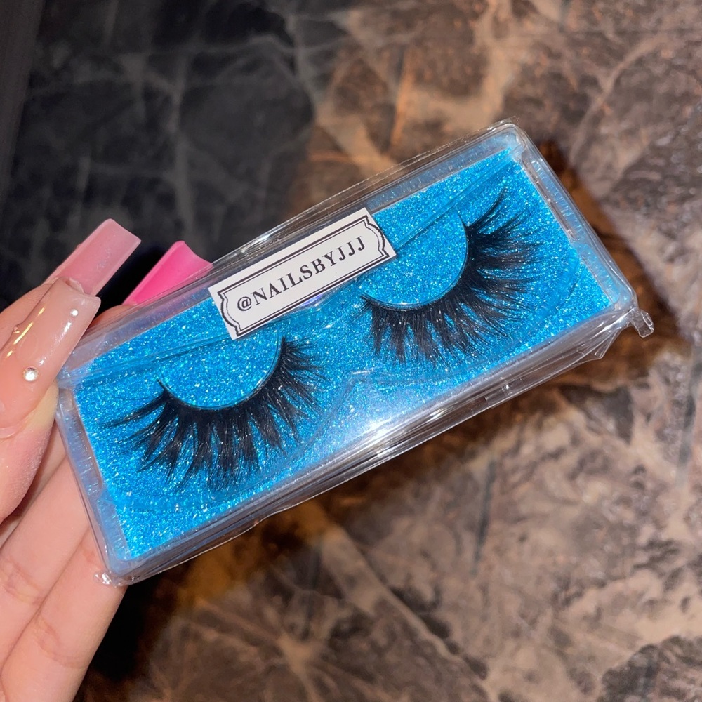 Mega Wispy False Lashes